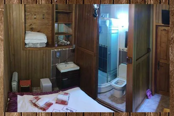 Taş konak odanın banyosu - duş, lavabo ve tuvalet