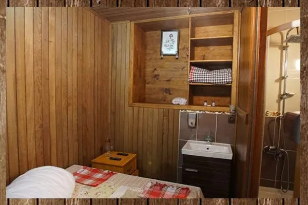 Taş konak oda iç görünüm - ahşap giydirme duvarlar ve lavabo