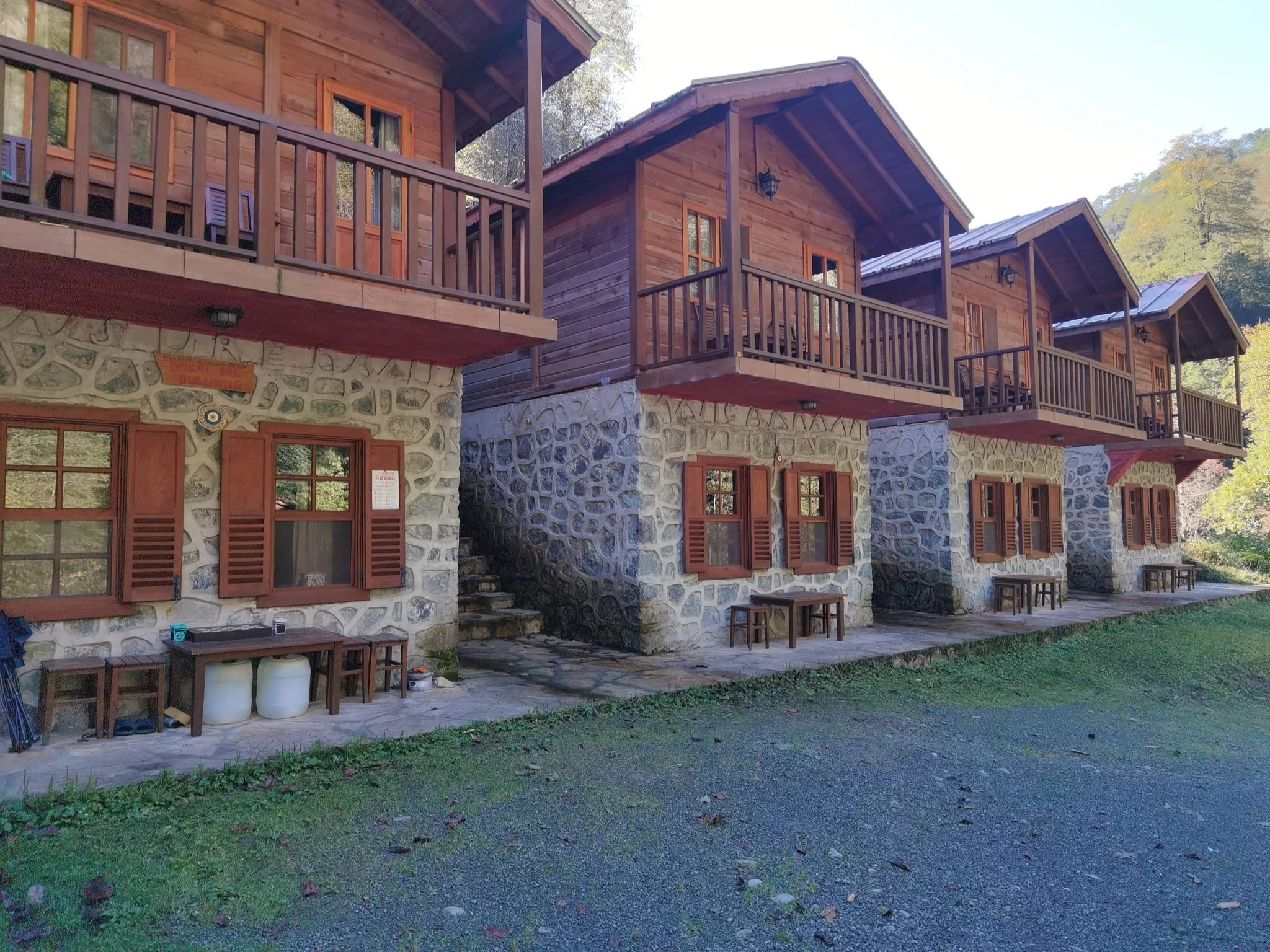 Artvin Havuzlu Oteller - havuz hizmeti veren konaklama doğa manzarası Mençuna Konakları