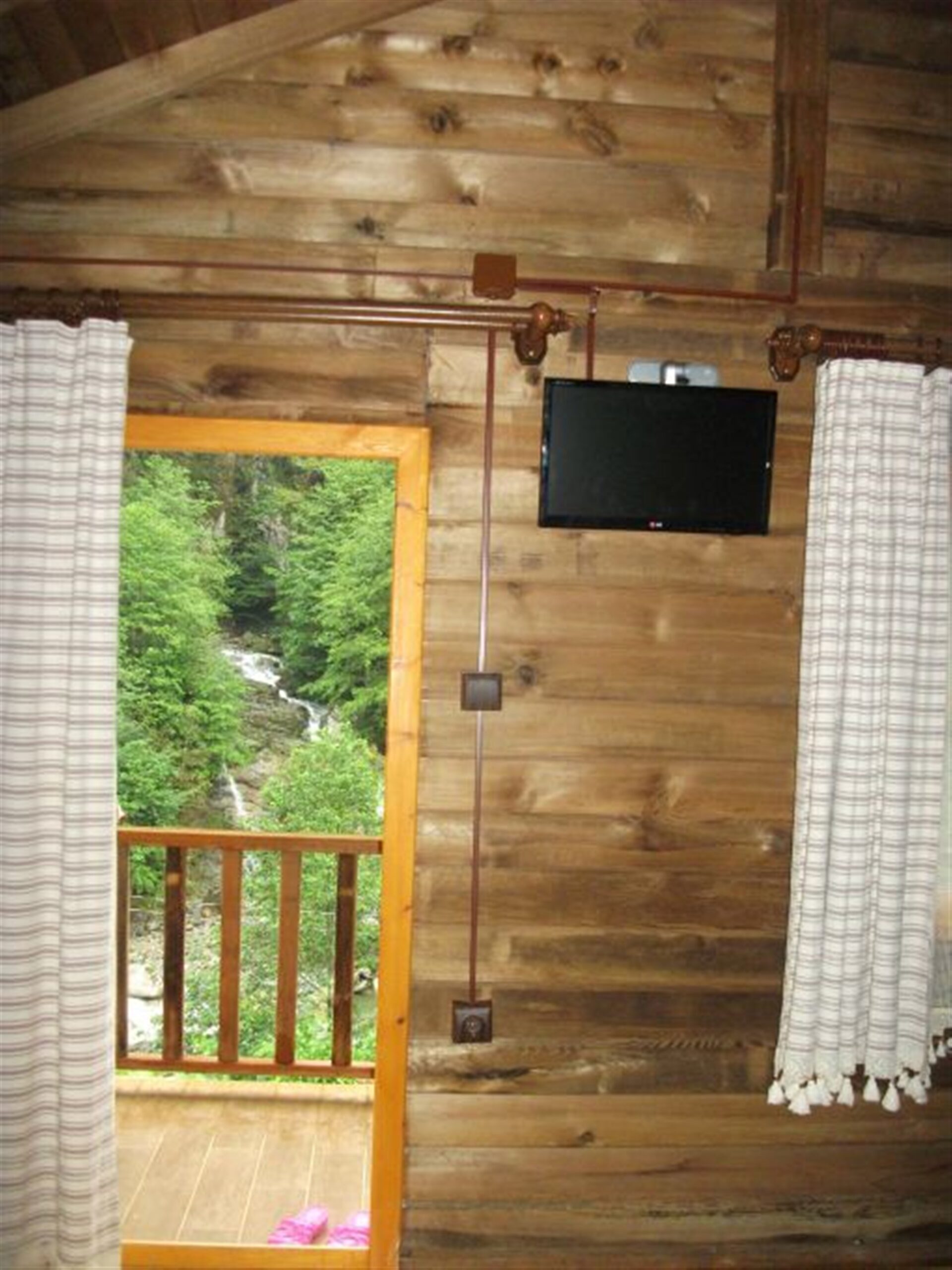 Room with waterfall view - lodging near Mencuna Falls