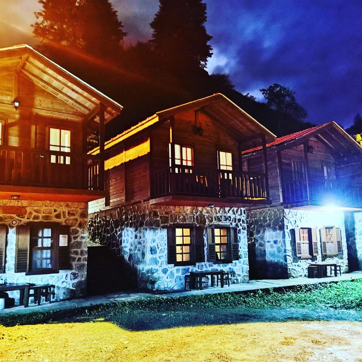 Hopa pansiyonları gece manzarası