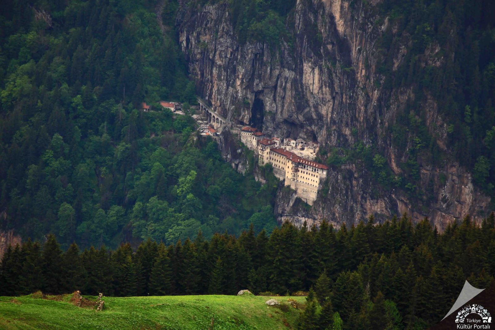 trabzon yayla evleri sümela manastırı Mençuna Konakları doğa manzarası