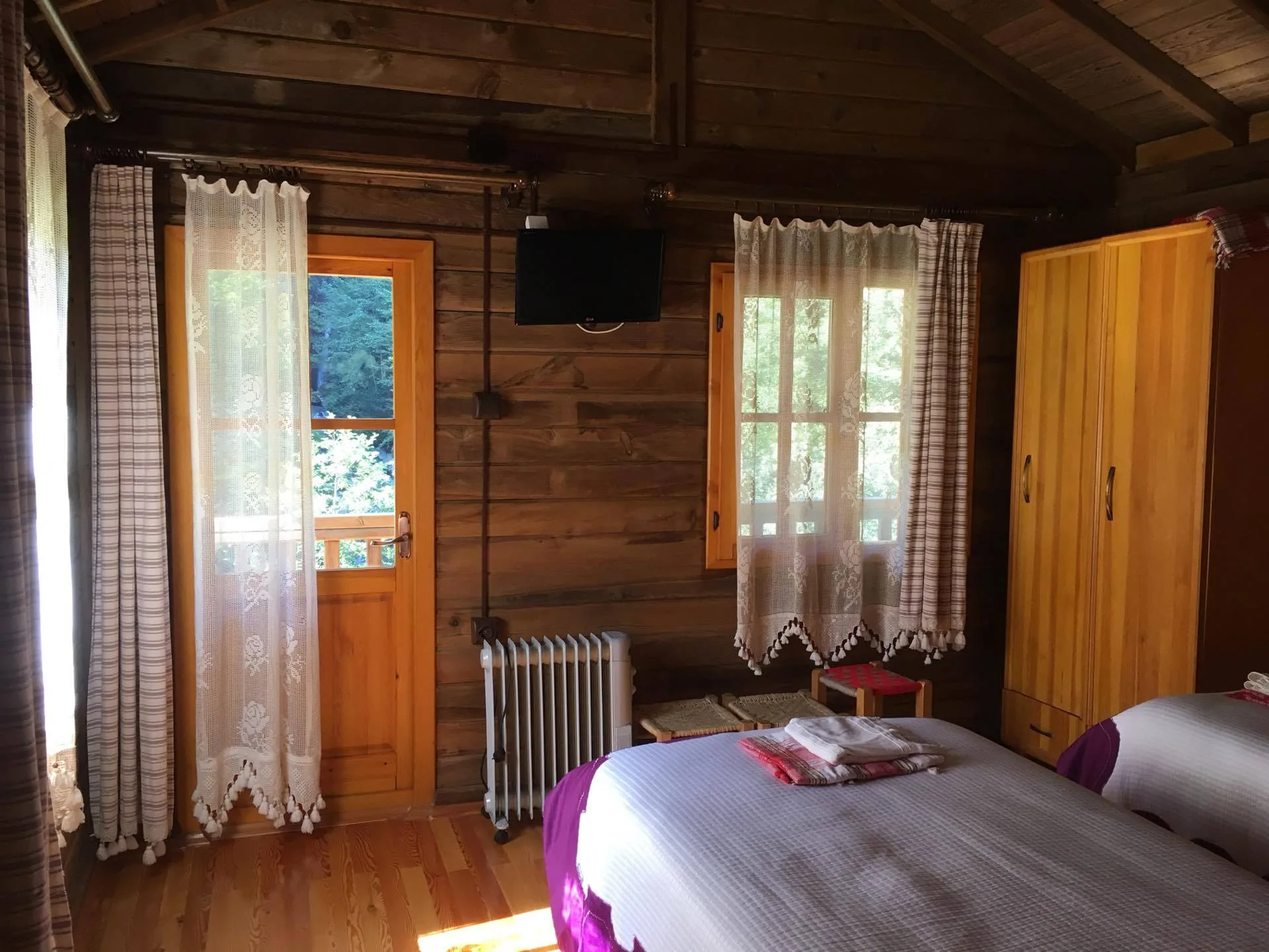 Mençuna Şelalesinde tatil keyfi - vadi yürüyüş yolu