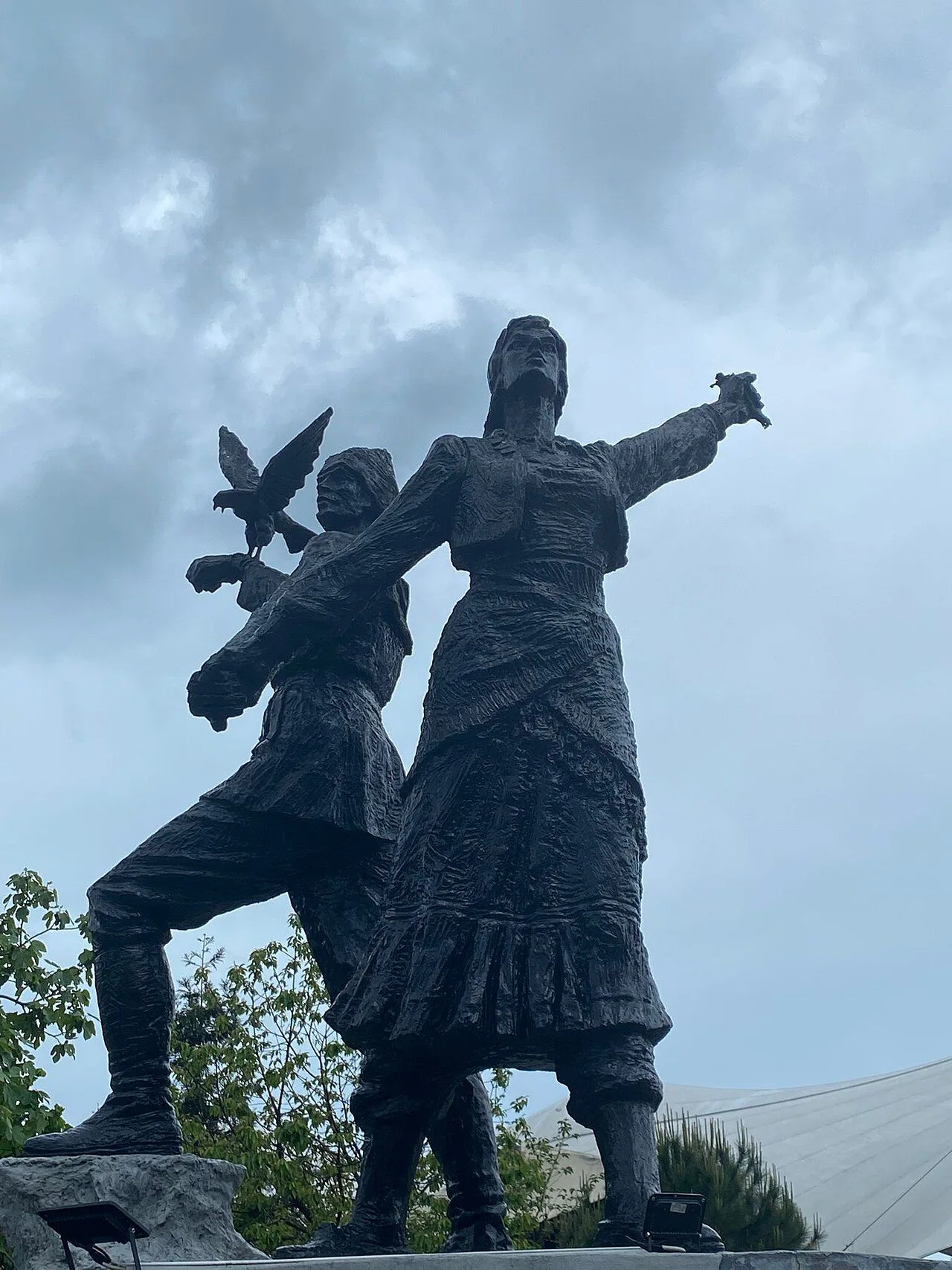 Arhavi Festivali'nin uluslararası kimliğini simgeleyen Barış ve Dostluk Anıtı