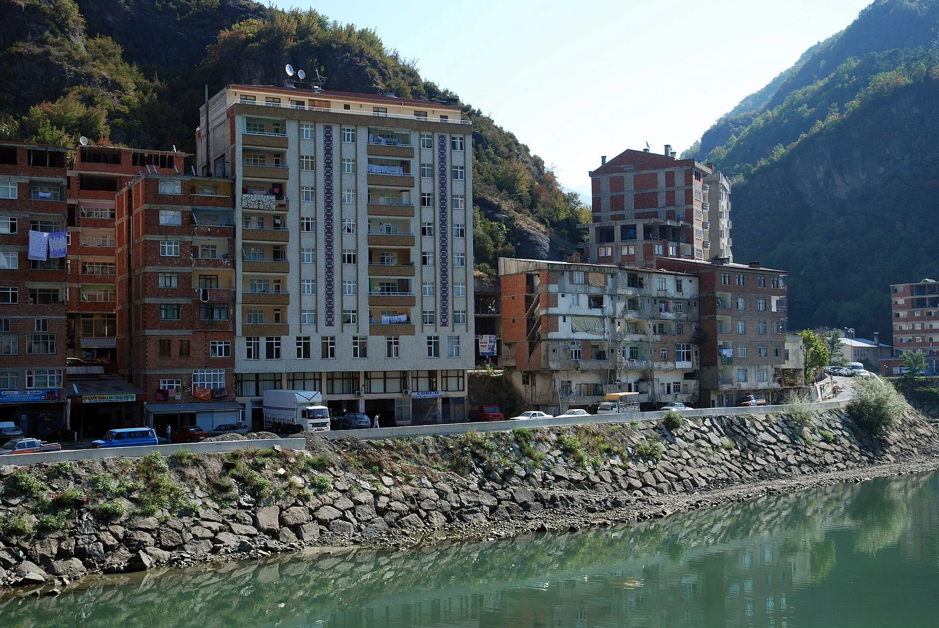 Çoruh Nehri kenarında konaklama bölgesi — Çoruh Vadisi, Borçka manzarası