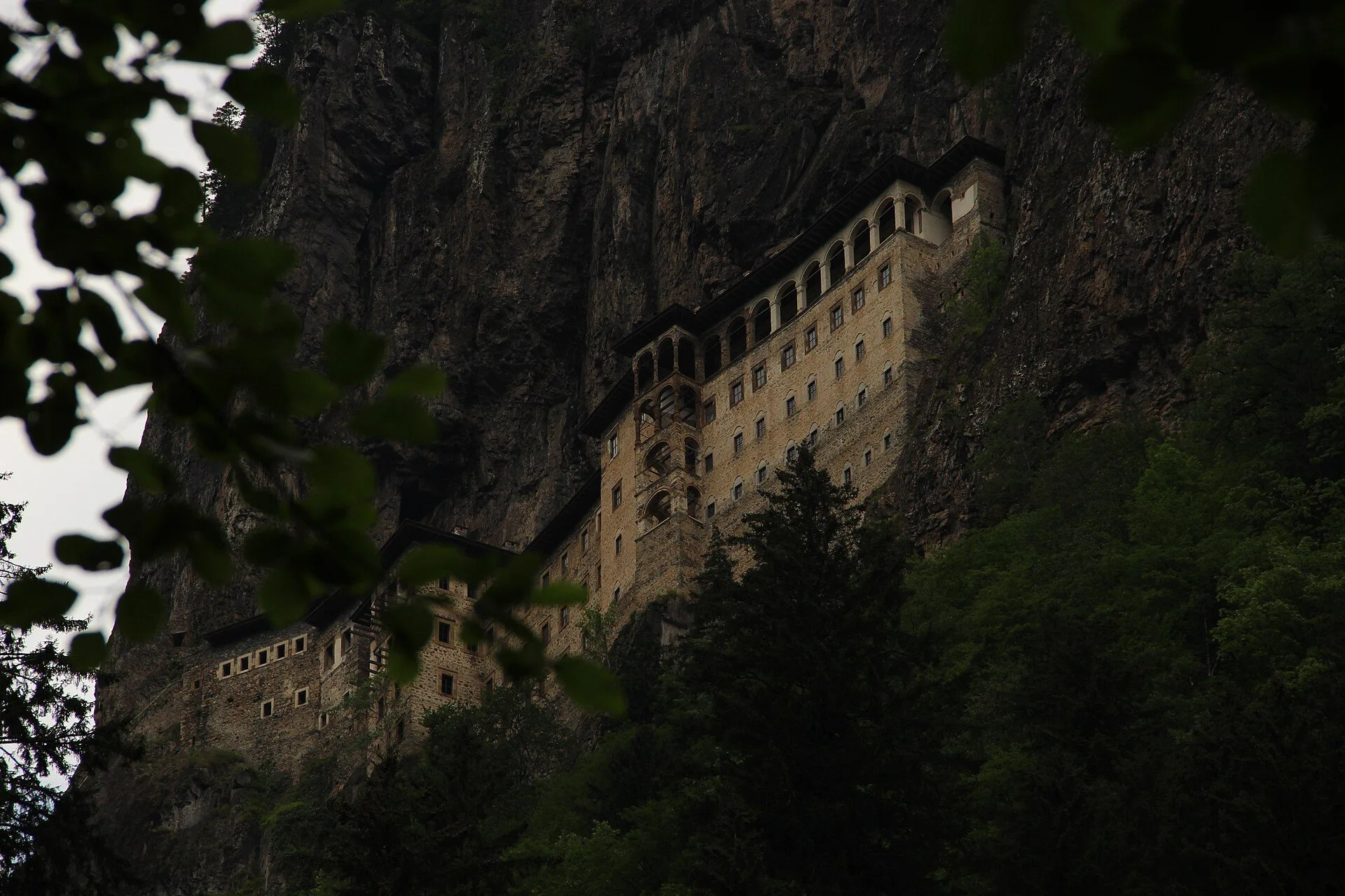 Sümela Manastırı manzarası — Uzungöl gezilecek yerler