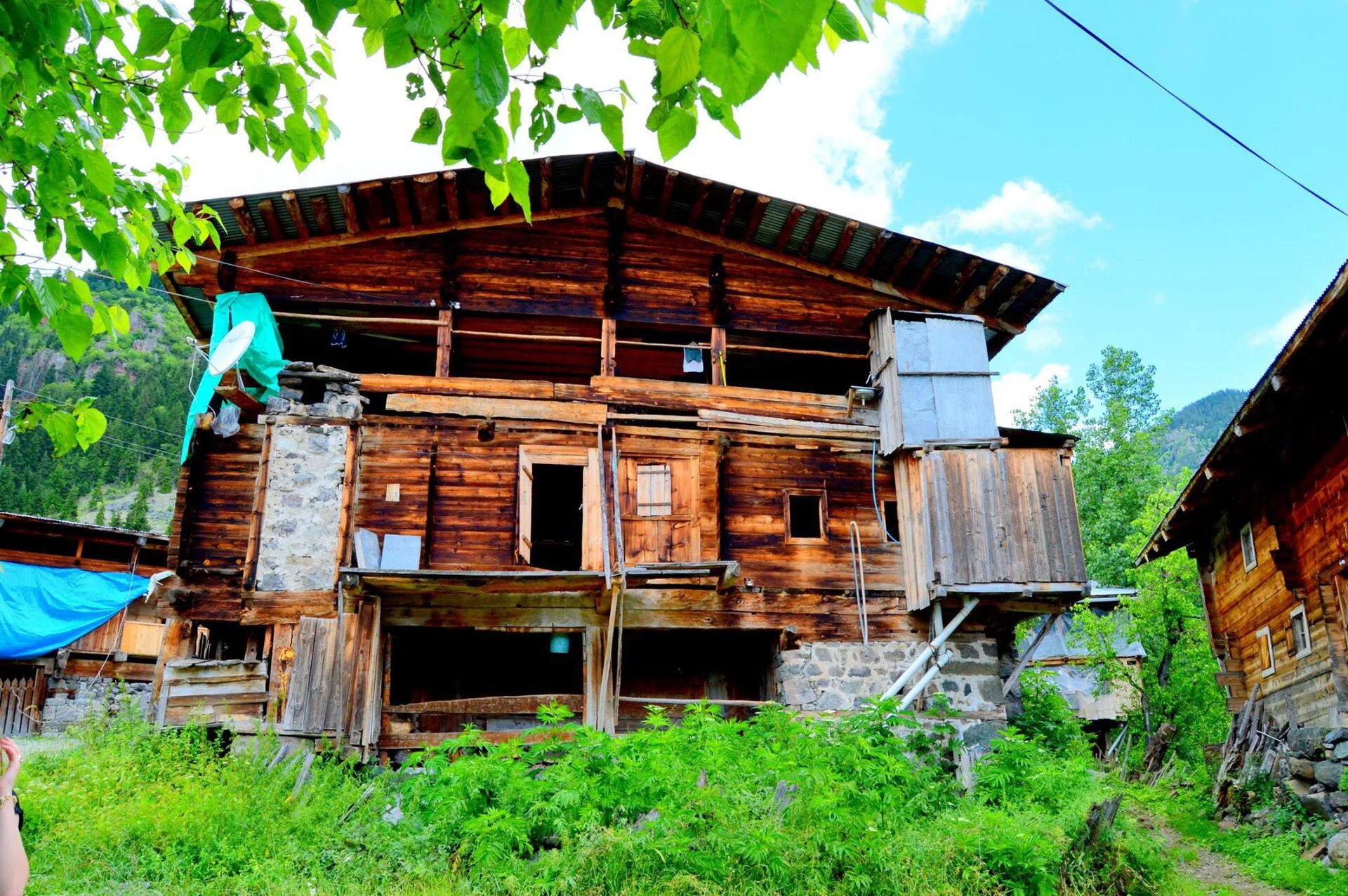 Karadeniz yayla evleri — Çağlıyan Köyü, geleneksel ahşap mimari (Artvin)