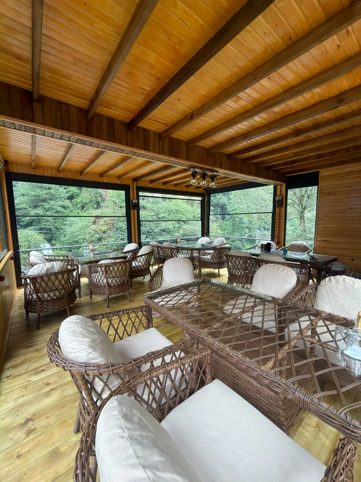 Arhavi kahvaltı mekânı: giyotin camlı kapalı restoran salonu