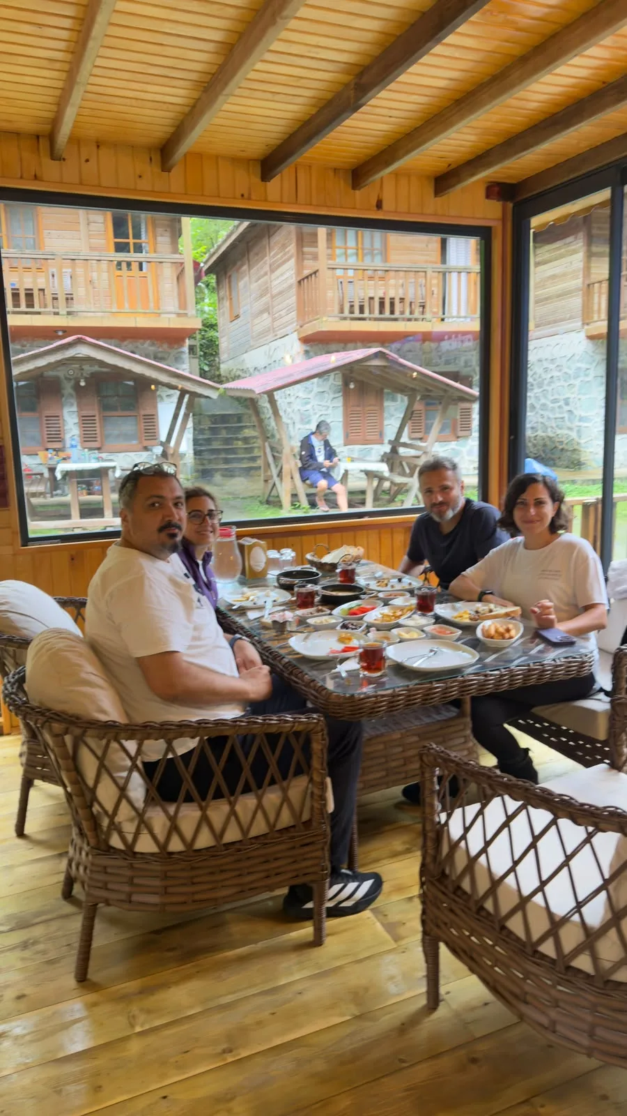 Arhavi kahvaltı sofrasında yöresel sıcak tabaklar ve misafirler