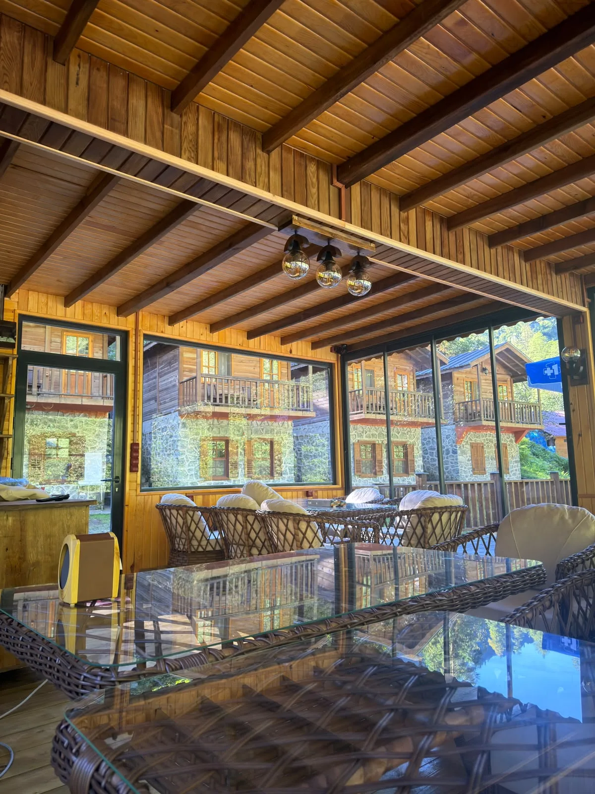 Arhavi kahvaltı restoranından ahşap bungalov ve taş konakların görünümü