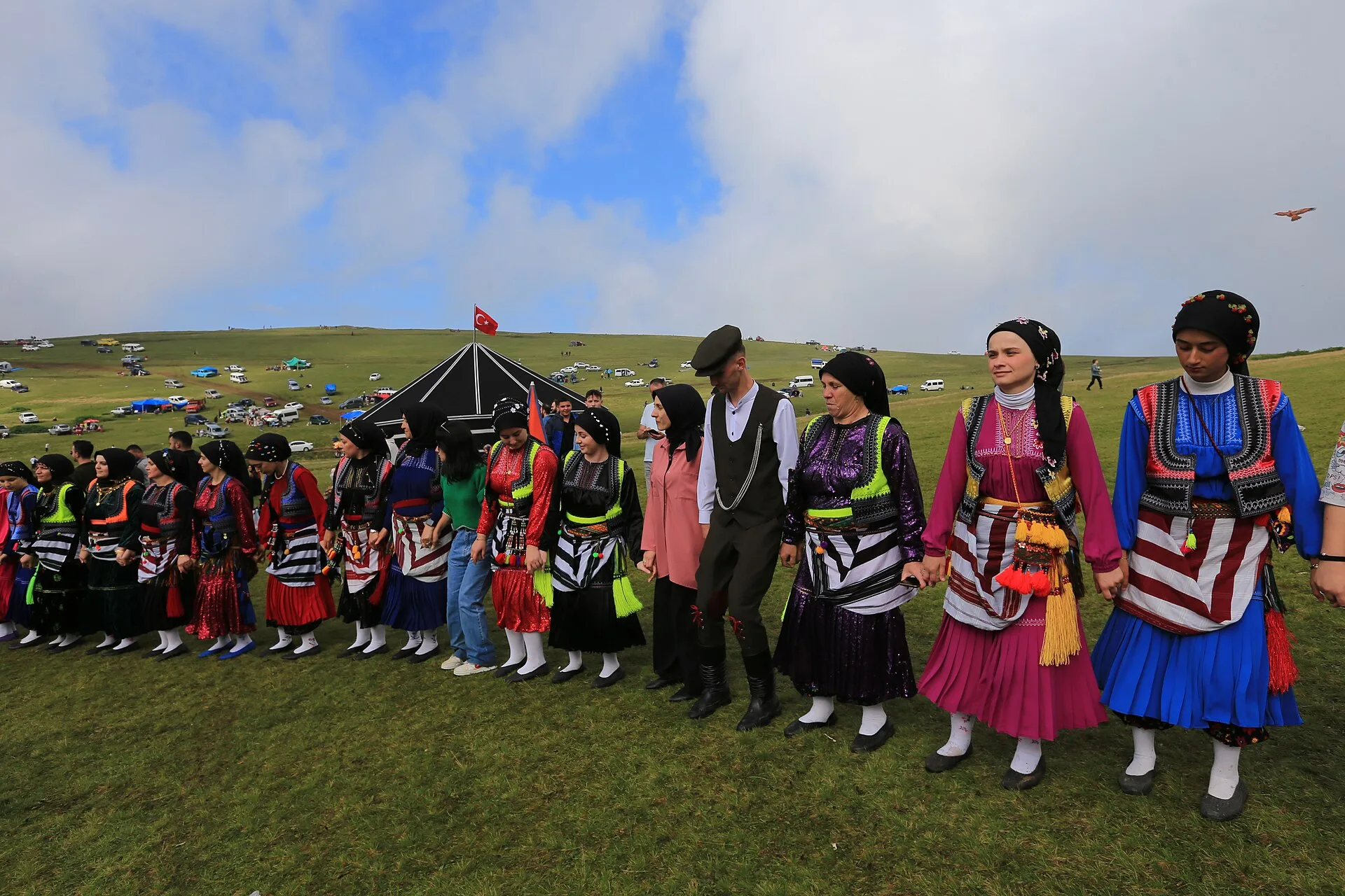 Karadeniz kültürü: yayla şenliğinde yöresel kıyafetlerle horon