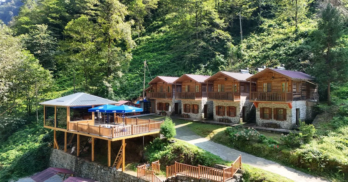 Karadeniz kültürünü yaşamak için Arhavi Kamilet Vadisi'nde Mençuna Konakları ahşap bungalovları ve restoranı