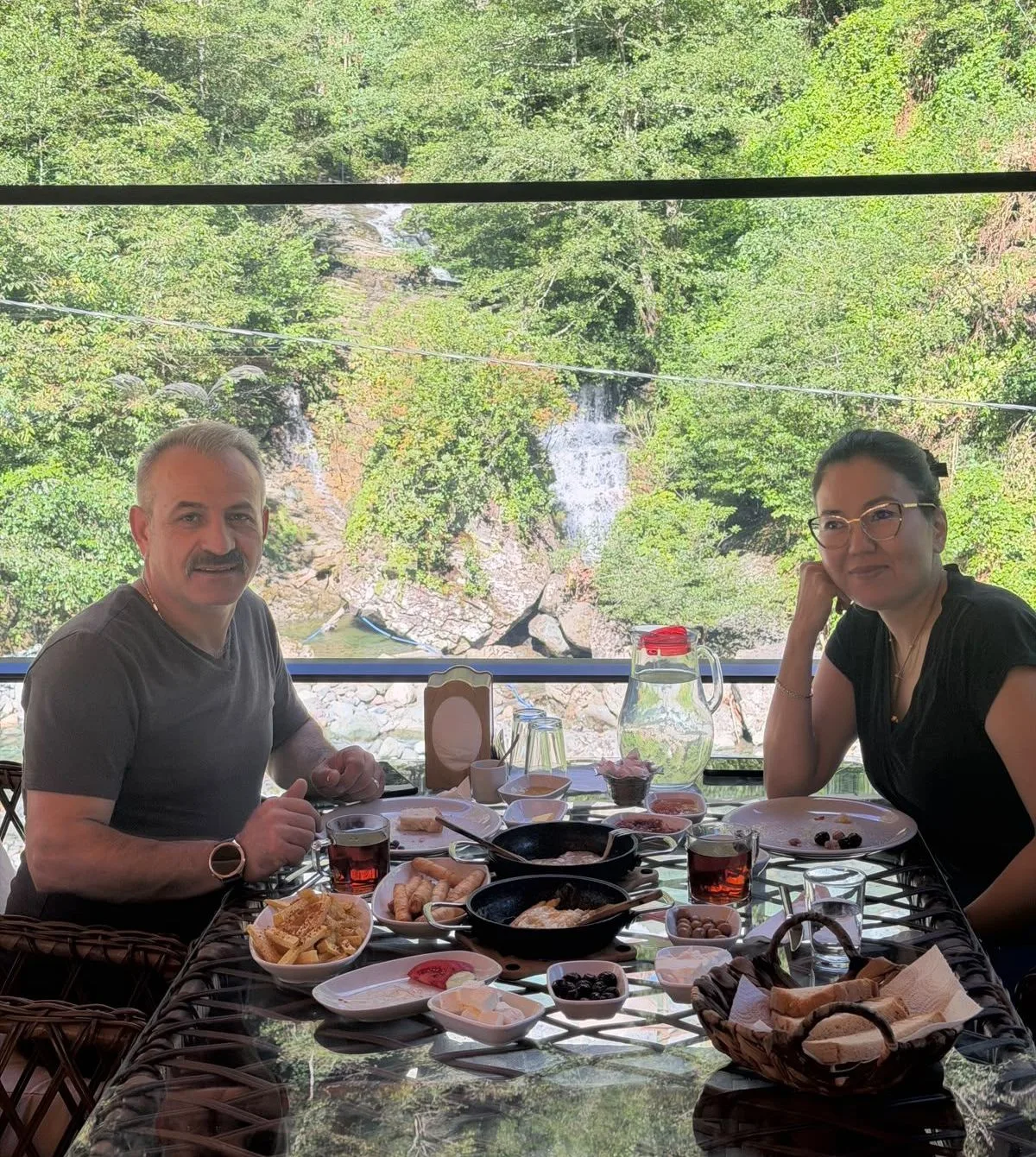 Mençuna Konakları restoranında dere manzarasında kahvaltı