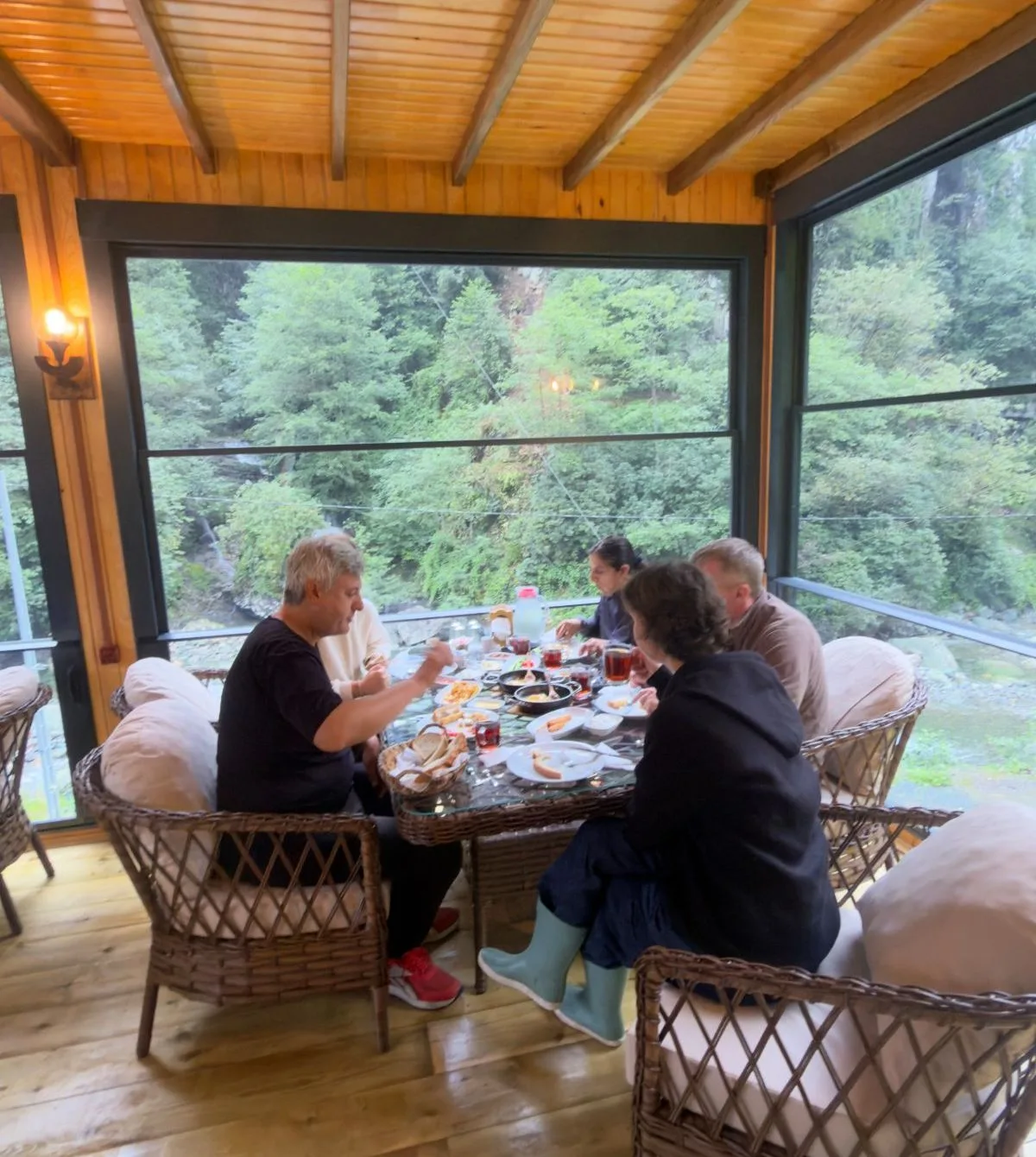 Mençuna Konakları cam restoranında kahvaltı sofrası