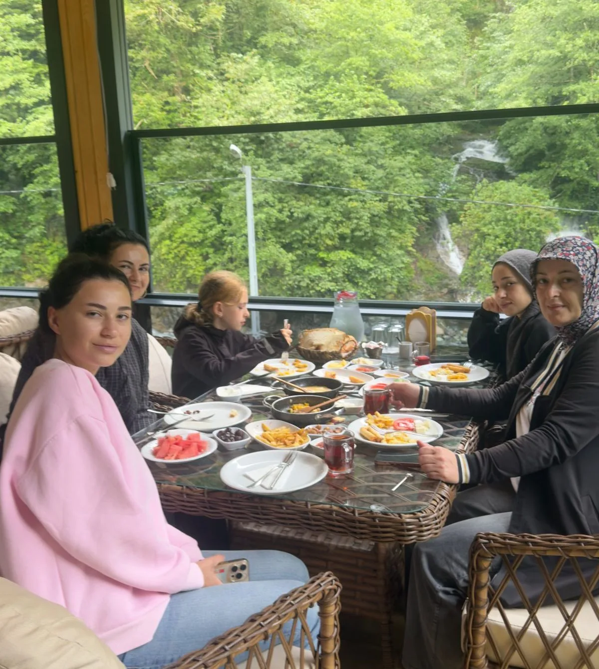 Mençuna Konakları restoranında şelale manzaralı kahvaltı